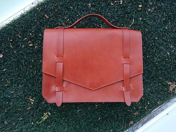 【客製化禮物】英倫風側背包。焦糖棕。經典訂製禮物。新年禮物