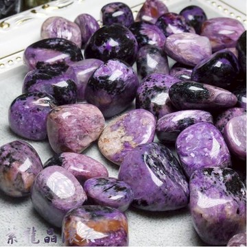 紫龍晶滾石 (Charoite) ~對應頂輪、克服恐懼不安及搖擺不定 有益讀書及研究學問