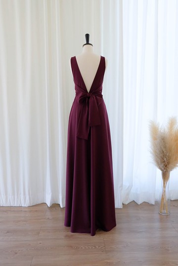 深紅色長洋裝，適合參加派對，露背設計，附有綁帶蝴蝶結