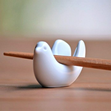 白山陶器小鳥陶瓷筷架《筷架禮盒 筷架 日本製筷架 名片架 卡片架 白山陶器鳥型筷架  波佐見燒 陶筷架 白瓷筷架 白山陶器 とり型はしおき 波佐見焼》