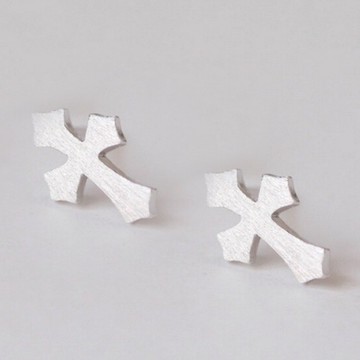 【SoLight鹽青】時尚百搭拉絲十字架耳釘SL364｜ 極簡質感 迷看款耳環 小眾流線｜簡約，但永恆；低調，但耐看。讓你的每一天都更有風格，霧面感營造高級乾淨的氛圍，無論近看遠看都散發耐看的魅力