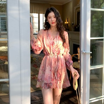 【夏天Summer】🔥純欲性感V領長袖碎花連衣裙 修身顯瘦高階感兩件套  設計感碎花短裙 長袖A字裙 性感洋裝