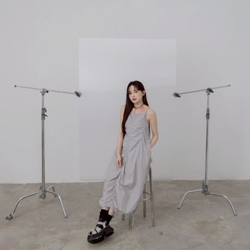 QUEENSHOP_ S 女裝 抓皺設計抽繩細肩長洋裝 兩色售 現+預 【01087005】