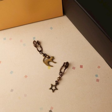 喵喵喵 不對稱無稱耳夾 / 貓與星星