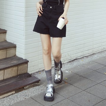 QUEENSHOP_ S 女裝 經典鬚邊設計牛仔短褲 兩色售S/M/L 現+預 【04130284】