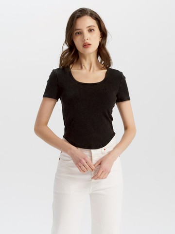 女款 U領短袖 短版露腰設計 短t 熱賣單品