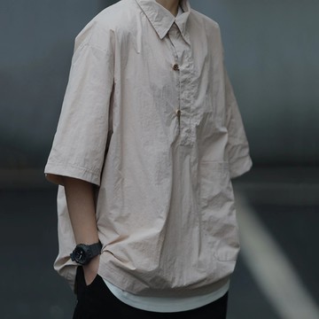 日系復古純色polo領五分袖襯衫 / 男女皆可穿 / 寬鬆版型 / 口袋裝飾 / 戶外機能輕薄面料 / 2色 / M-2XL【QTJBYN2210】