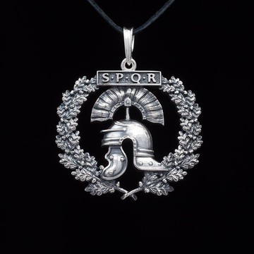 帶有橡樹葉吊墜的古羅馬頭盔 SPQR。羅馬頭盔吊墜。