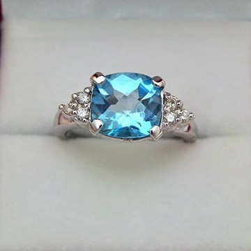 14K 白金鑽石戒指，鑲嵌 AAAA 級瑞士藍托帕石 9x9 公釐，重 3.65 克拉 (0.20ct)，產品代碼 0681