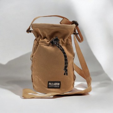 PALLADIUM  粉袋造型斜背1L 卡其 BG621
