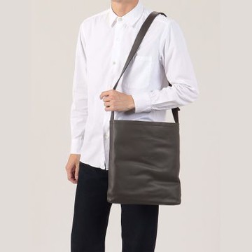 agnes b.Voyage 大款 Peter系列 刺繡logo 皮革 肩背包 棕色