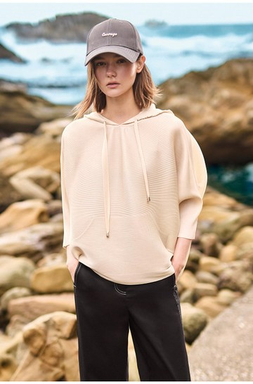 壓褶落肩連帽上衣