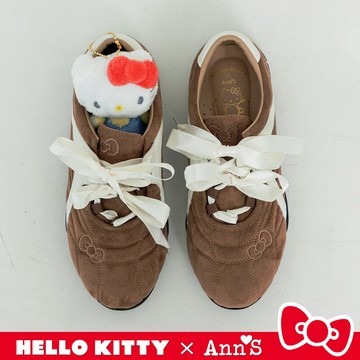 Ann’S X Sanrio三麗鷗 HELLO KITTY 聯名 蝴蝶結刺繡 緞帶綁帶Q彈德訓鞋2cm-棕