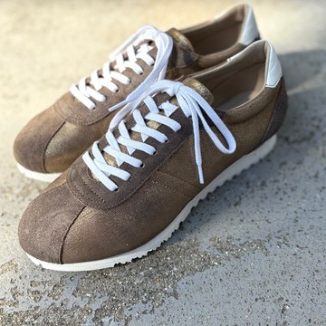 【輕盈閃耀 大人的春日運動鞋】經典設計與真皮質感 EMA 運動鞋／棕色亮片