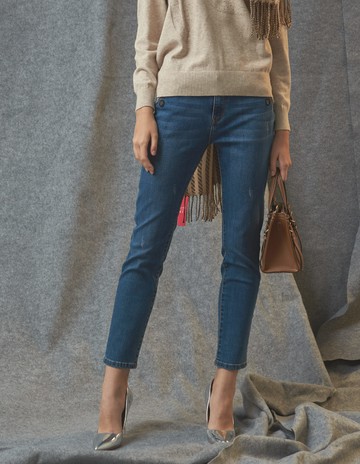 ★【喜芝梅】貓鬚刷色特殊圓釦造型牛仔褲(藍色；M-2L) 222040416