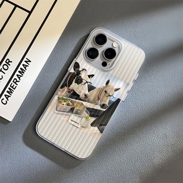 免運+隔日🚚行李箱紋手機殼 草上班牛馬 適用於蘋果17promax 16Pro 15plus14 13 12 11防摔