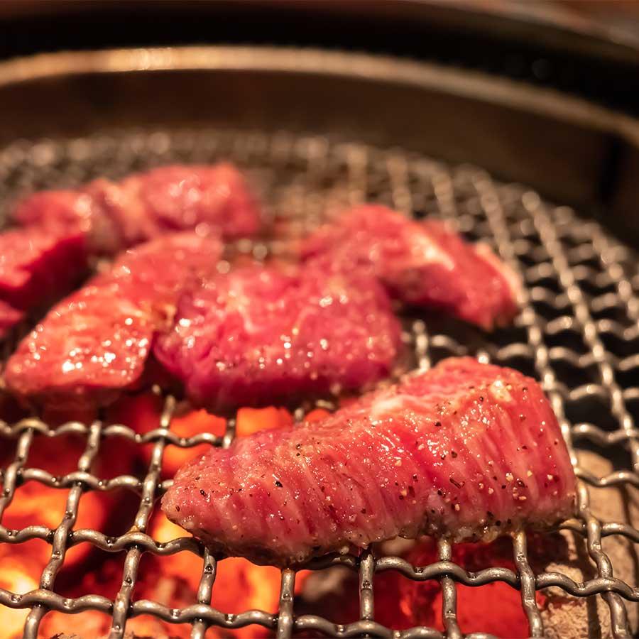 お歳暮 御歳暮 肉 焼肉 厚切り 焼肉 セット 食べ比べ 6点 600グラム 送料無料 A5 黒毛和牛 牛タン プレゼント ギフト 贈り物