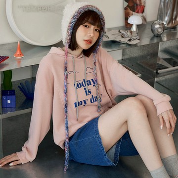 OB嚴選 柔軟磨毛撞色英文插圖印花寬鬆帽T 《AB20764》