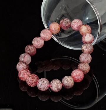 入門級舊礦紅草莓晶 10.5mm 手鍊 (Strawberry Quartz Bracelet)
