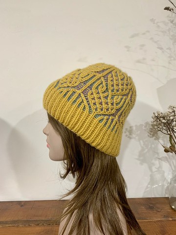 黃雙色麵包毛線帽。另一面是段染色混色。2面都一樣紋路。