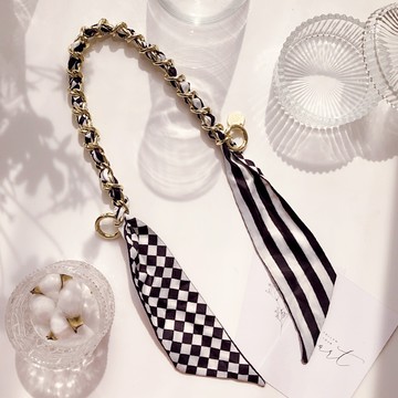 鏈帶絲巾圓牌彈簧釦吊飾短背帶-洛杉磯黑-Joyful歡樂嬉皮系列(BN96071-49)