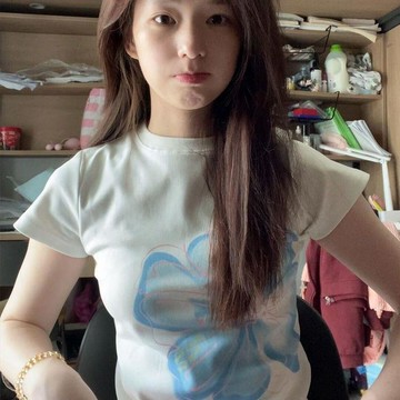 【台灣出貨】美式短袖T恤女 夏季新款 蘭花印花 設計感 修身顯瘦 正肩短款 辣妹上衣 上衣女 正肩上衣 顯瘦 韓版 大學
