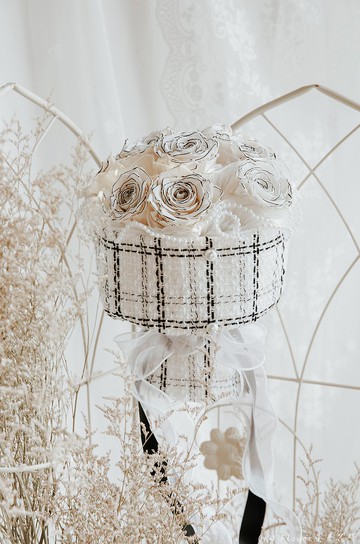 小香風花束附禮盒/香奈兒花束/永生花束/11朵厄瓜多大玫瑰/有燈光