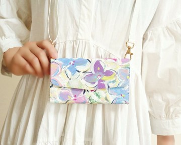 使用這款筆電智慧型手機保護套和肩部智慧型手機保護套隨身攜帶繡球花藝術品