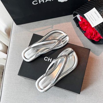 網紅氣質平底拖鞋女夏外穿2025年新款夏季銀色分趾鞋夾腳人字涼拖