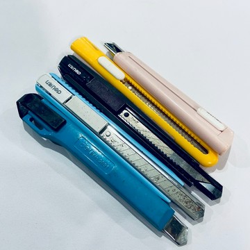 [沐沐屋]得力deli 塑膠柄 金屬柄 美工刀 美術刀 學生美工刀'