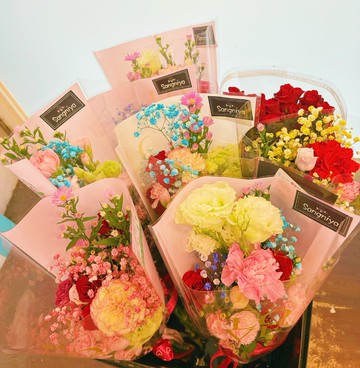 (桑妮亞花坊) 節日小花束(滿3束出貨)  母親節花束 畢業花束 頒獎典禮花束 依照不同節日需求搭配花材