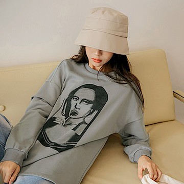 OB嚴選-長版人像惡搞印花層次拼接衛衣大學T