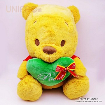 【UNIPRO】迪士尼 小熊維尼 抱愛心 Winnie the Pooh 坐姿 絨毛玩偶 娃娃 情人節 表白 綠愛心