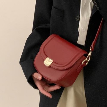 高級感輕奢小眾紅色結婚包包女式2025新款通勤單肩斜挎馬鞍包夏天
