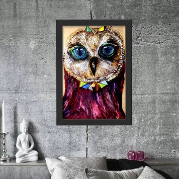 紅色貓頭鷹繪畫，色彩豐富，彩色玻璃牆藝術與馬賽克裝飾，