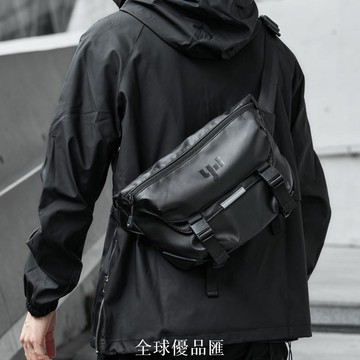 【全球優品匯】潮牌斜挎包男士背包通勤單肩包潮流胸包大容量郵差包現貨