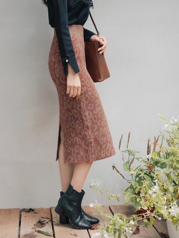 溫暖厚針織滿版豹紋後開衩中長裙