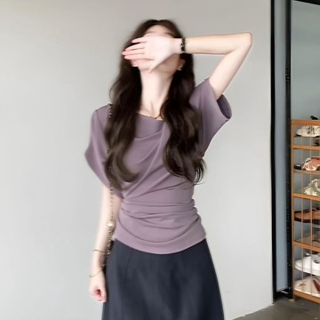 法式堆疊蕩領短袖T恤女夏季新款時尚氣質修身顯瘦高級感紫色上衣韓系短袖 高級感短袖 設計感收腰露肩短袖 辣妹上衣 夏日穿搭