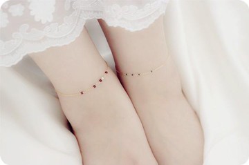 原始石榴石和珍珠腳鍊 用於分層的一月生日石