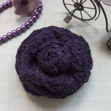 深紫色粗花呢山茶花胸針