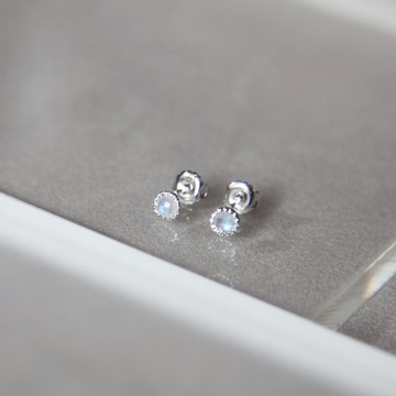 【Isha Jewelry】藍暈月光石小圓片純銀耳環 | 天然石。可改夾。甜美百搭