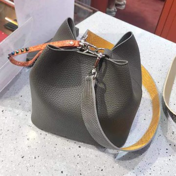 韓國水桶包女2023新款寬肩帶撞色單肩斜跨手提包