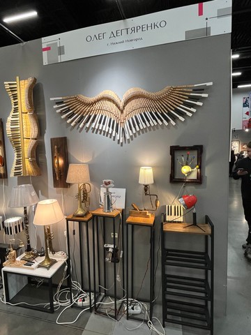 隱藏膠合板底座上用舊鋼琴鍵製成的天使翅膀