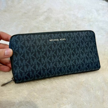【MK｜全新】現貨 MICHAEL KORS 長夾 滿版 深藍色 防刮紋 拉鍊長夾｜Little Bee 小蜜蜂精品