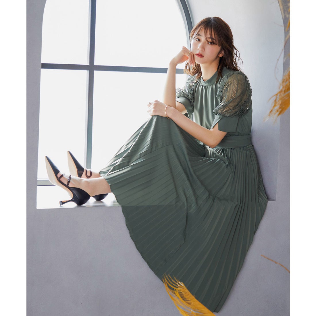 ニアナ niana パフスリーブ レース袖プリーツドレス （ライトカーキ