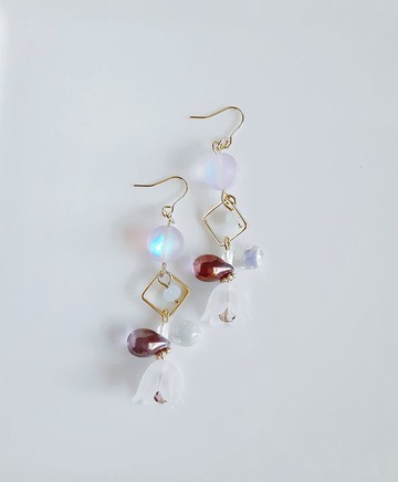 可愛的鈴蘭珠飾，搭配方形圈飾與月光石，這款別緻的耳環，以白色與紫色交織，散發溫柔氣息，是理想的禮品選擇。亦可更換為抗過敏耳針或耳夾。