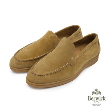 【Berwick】西班牙原廠素面麂皮裙飾造型休閒樂福鞋 駝色(B5542-TAN)