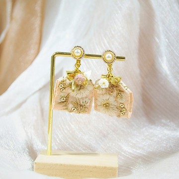 刺繡緞帶耳環 淡粉色 耳夾 | 一對