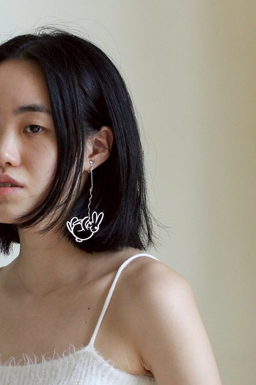 單邊捲曲兔子耳環