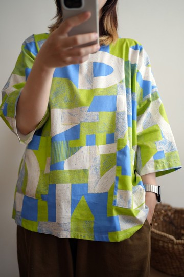 亮綠青藍畫筆有袖四方衣